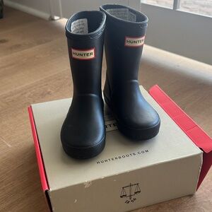 Kids Hunter boots navy size 7B/8G come with box